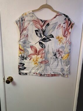 100% Linen Women's White Floral Short-Sleeve Top with Pastel Blooms